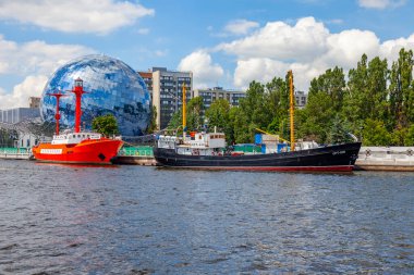 Kaliningrad, Rusya, 28 Haziran 2021. Pregolya Nehri seti manzarası ve Dünya Okyanusu Müzesi gemileri