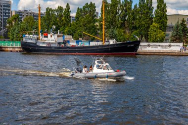 Kaliningrad, Rusya, 28 Haziran 2021. Pregolya Nehri seti manzarası ve Dünya Okyanusu Müzesi gemileri