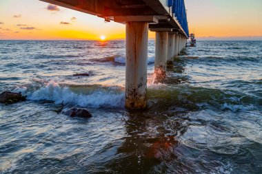 İskelede gün batımlı manzaralı deniz manzarası