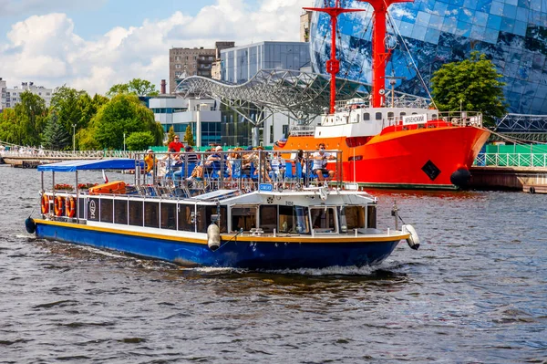 Kaliningrad Rusland Juni 2021 Pregolya Rivierdijk Het Plezierschip Vaart — Stockfoto