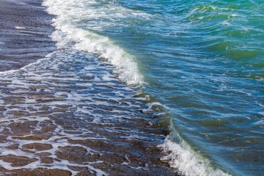 Deniz manzarası. Dalgalar ve köpüklerle sörf yapmak. Doğa arkaplanı