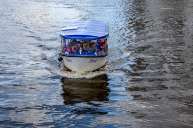 Kaliningrad, Rusya, 28 Haziran 2021. Pregolya nehir seti. Zevk gemisi yelken açtı