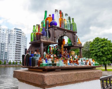 Kaliningrad, Rusya, 24 Haziran 2021. Bir vitrinde çeşitli hediyelik cam şarap şişeleri.