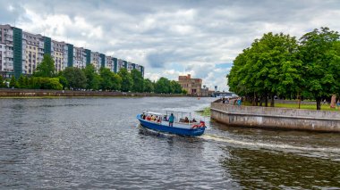 Kaliningrad, Rusya, 28 Haziran 2021. Pregolya nehir seti. Zevk gemisi yelken açtı