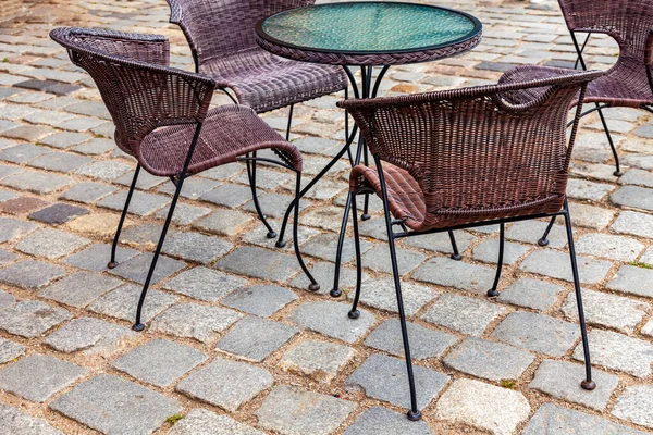 ヨーロッパの街の屋外カフェの小さなテーブル — ストック写真