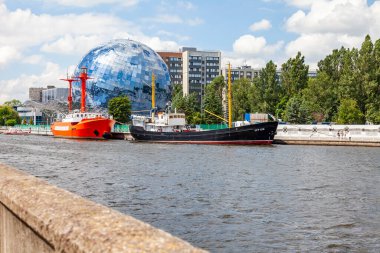 Kaliningrad, Rusya, 28 Haziran 2021. Pregolya Nehri seti manzarası ve Dünya Okyanusu Müzesi gemileri