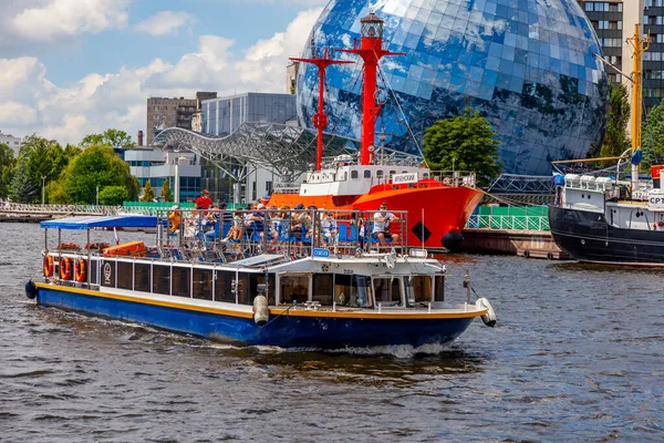 Kaliningrad Rusland Juni 2021 Pregolya Rivierdijk Het Plezierschip Vaart — Stockfoto