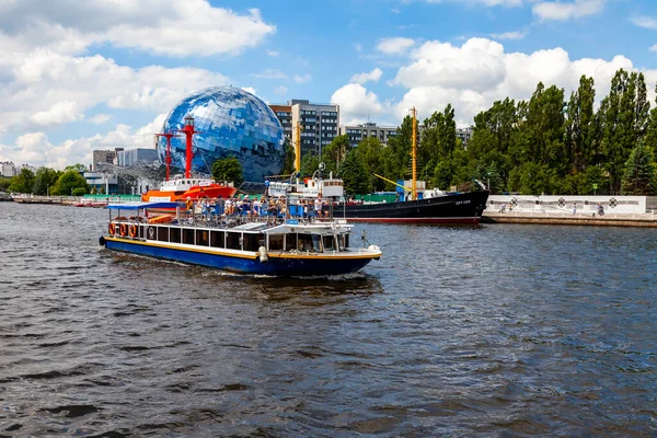 Kaliningrad Rosja Czerwca 2021 Nabrzeże Rzeki Pregolya Statek Wycieczkowy Płynie — Zdjęcie stockowe