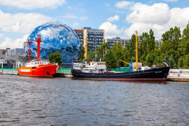 Kaliningrad, Rusya, 28 Haziran 2021. Pregolya Nehri seti manzarası ve Dünya Okyanusu Müzesi gemileri