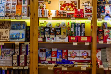 Zelenogradsk, Rusya, 24 Haziran 2021. Bir dükkan vitrininde çeşitli badem ezmesi ve çikolata hediyelik eşyaları..