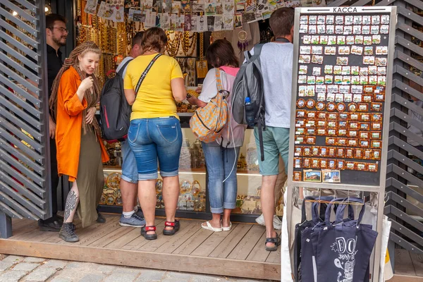 Kaliningrad Rusland Juni 2021 Kopers Bekijken Souvenirs Een Etalage — Stockfoto