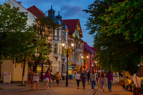 Zelenogradsk, Rusya, 28 Haziran 2021. Akşam aydınlatmasında Kurortniy Bulvarı 'nın mimari topluluğu