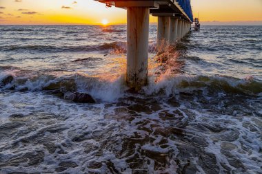 İskelede gün batımlı manzaralı deniz manzarası