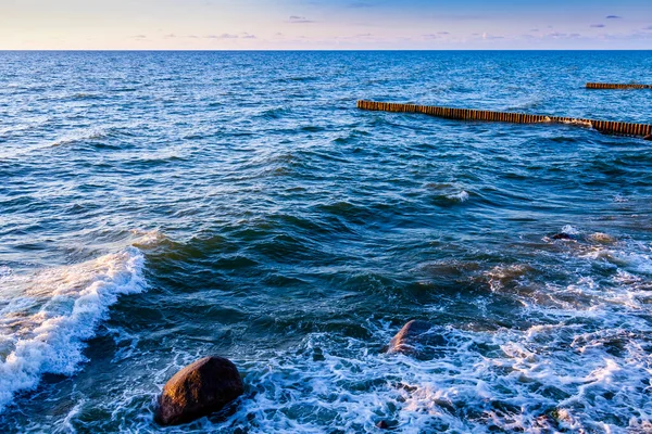 Deniz manzarası. Dalgalar ve köpüklerle sörf yapmak. Doğa arkaplanı