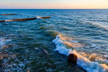 Deniz manzarası. Dalgalar ve köpüklerle sörf yapmak. Doğa arkaplanı