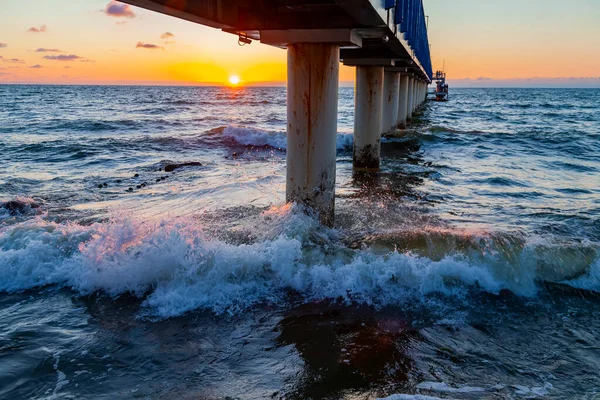 İskelede gün batımlı manzaralı deniz manzarası