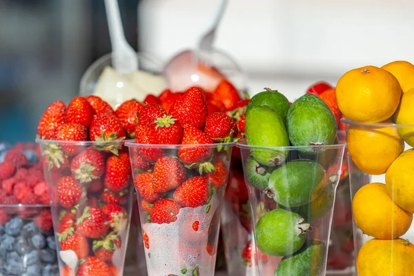 Varias Frutas Vasos Transparentes Mostradores Del Mercado — Foto de Stock