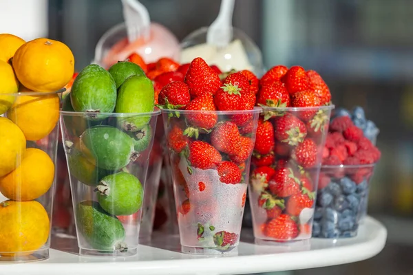 Varias Frutas Vasos Transparentes Mostradores Del Mercado — Foto de Stock