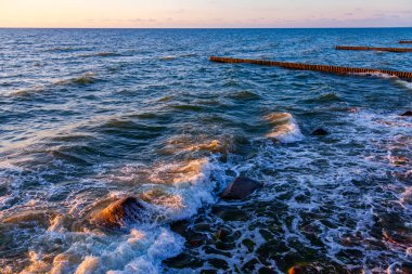 Deniz manzarası. Dalgalar ve köpüklerle sörf yapmak. Doğa arkaplanı