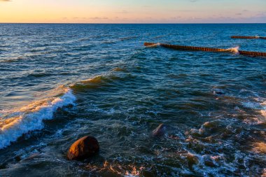Deniz manzarası. Dalgalar ve köpüklerle sörf yapmak. Doğa arkaplanı