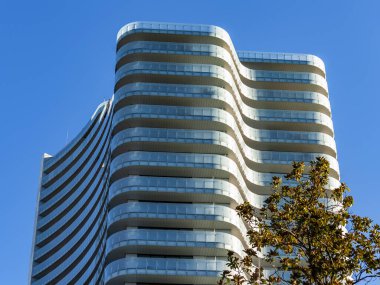 Sochi, Rusya, 19 Ekim 2021. Modern şehir mimarisi. Ön cephenin parçası