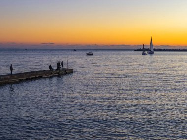 Sochi, Rusya, 20 Ekim 2021. Gün batımında deniz manzarası. Ufuktaki yelkenli