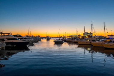 Sochi, Rusya, 20 Ekim 2021. Günbatımında Sochi Marina limanında yatlar