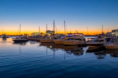 Sochi, Rusya, 20 Ekim 2021. Günbatımında Sochi Marina limanında yatlar