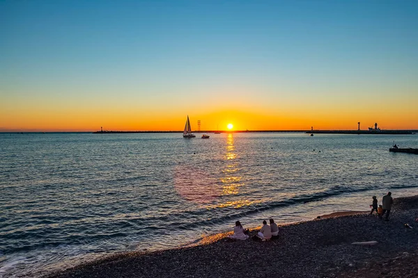 Sochi, Rusya, 20 Ekim 2021. Gün batımında deniz manzarası. Ufuktaki yelkenli