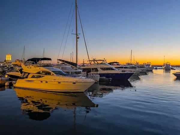 Sochi, Rusya, 20 Ekim 2021. Günbatımında Sochi Marina limanında yatlar