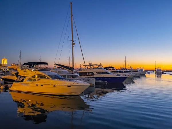 Sochi, Rusya, 20 Ekim 2021. Günbatımında Sochi Marina limanında yatlar
