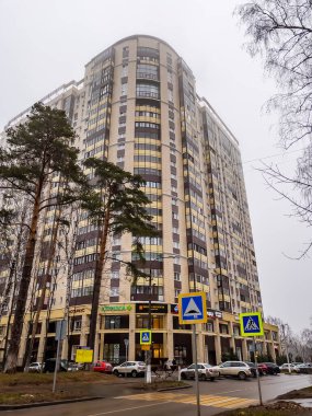 Pushkino, Rusya, 25 Kasım 2021. Çok katlı yeni binalar, sisli bir gün.