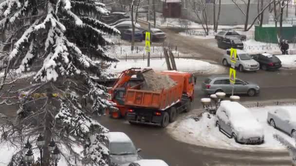 ロシアのプシュキノ2020年12月15日 冬の街並み 特別な設備を備えた街の通りから雪の除去 — ストック動画