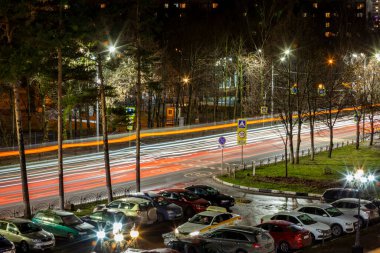 Pushkino, Rusya, 5 Kasım 2021. Akşam şehir manzarası. Arabalar karanlık sokaklar boyunca gider.