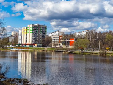 Pushkino, Rusya, 26 Nisan 2021. Serebryanka nehrinin kıyısında çok katlı yeni binalar