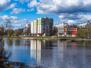 Pushkino, Rusya, 26 Nisan 2021. Serebryanka nehrinin kıyısında çok katlı yeni binalar