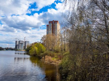 Pushkino, Rusya, 26 Nisan 2021. Serebryanka nehrinin kıyısında çok katlı yeni binalar