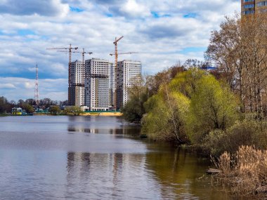 Pushkino, Rusya, 26 Nisan 2021. Serebryanka nehrinin kıyısında çok katlı yeni binalar