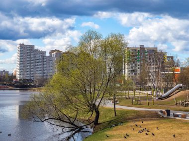 Pushkino, Rusya, 26 Nisan 2021. Serebryanka nehrinin kıyısında çok katlı yeni binalar
