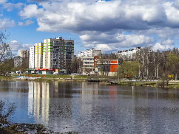 Puschkino Russland April 2021 Neue Mehrstöckige Wohnhäuser Ufer Des Flusses — Stockfoto