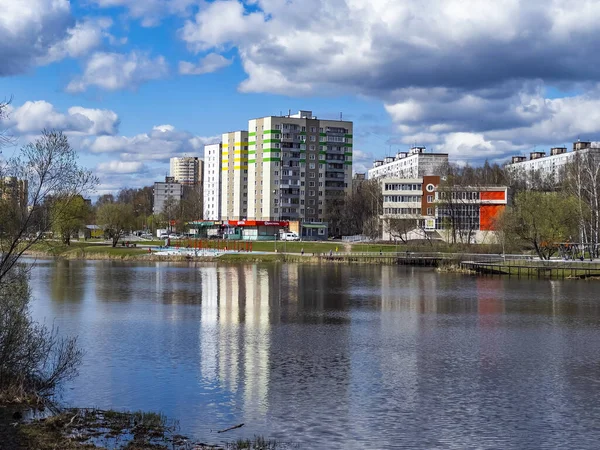 Pushkino, Rusya, 26 Nisan 2021. Serebryanka nehrinin kıyısında çok katlı yeni binalar