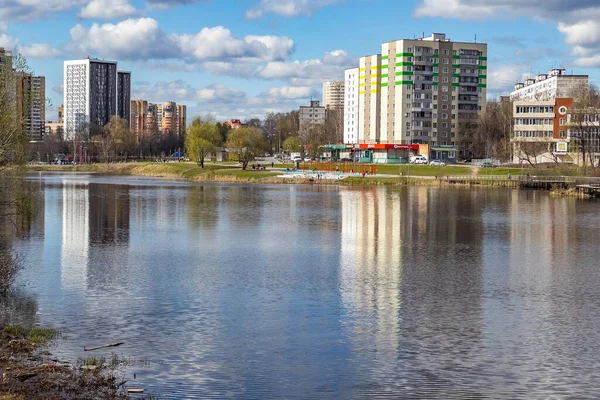 Pushkino Rusya Nisan 2021 Serebryanka Nehrinin Kıyısında Çok Katlı Yeni — Stok fotoğraf