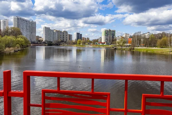 Pushkino Ryssland April 2021 Nya Flervåningshus Stranden Floden Serebryanka View — Stockfoto