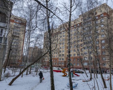 Pushkino, Rusya, 5 Mart 2020. Kış şehri manzarası. Serebryanka küçük bölgesinde konut binaları ve ağaçlar.