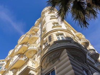 Sochi, Rusya, 19 Ekim 2021. Modern şehir mimarisi. Ön cephenin parçası