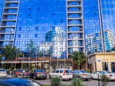 Sochi, Rusya, 19 Ekim 2021. Tipik şehir manzarası. Çağdaş mimari ve ayna camındaki yansıma