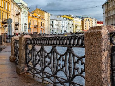 St. Petersburg, Rusya, 7 Kasım 2021. Moyka Nehri 'nin manzarası ve seti