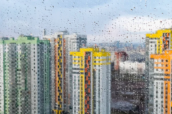 ロシアのサンクトペテルブルク 2021年11月5日 雨が降っている窓からの眺めは 多階建ての現代的な住宅ビルまで かすんで朝です — ストック写真