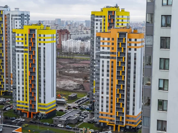 ロシアのサンクトペテルブルク 2021年11月5日 雨が降っている窓からの眺めは 多階建ての現代的な住宅ビルまで かすんで朝です — ストック写真