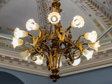 St. Petersburg, Rusya, 7 Kasım 2021. Rus Müzesi 'nin iç mekanı. Güzel mum.